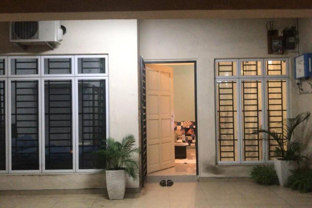 Terrace House Near Stulang Laut Ciq Midvalley Ksl For 7Pax ジョホールバル エクステリア 写真