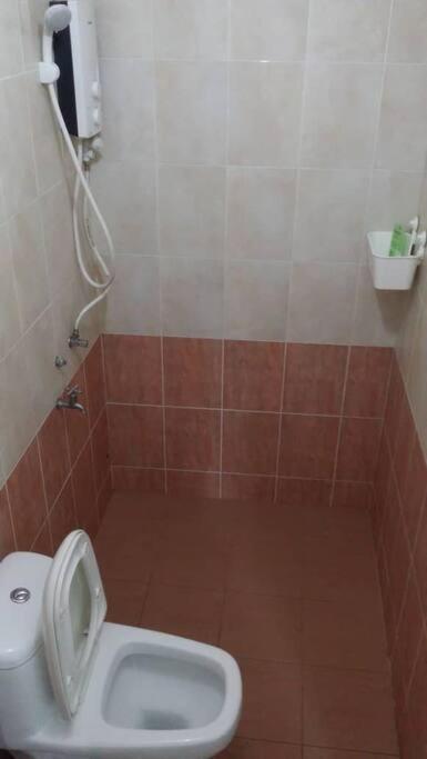 Terrace House Near Stulang Laut Ciq Midvalley Ksl For 7Pax ジョホールバル エクステリア 写真