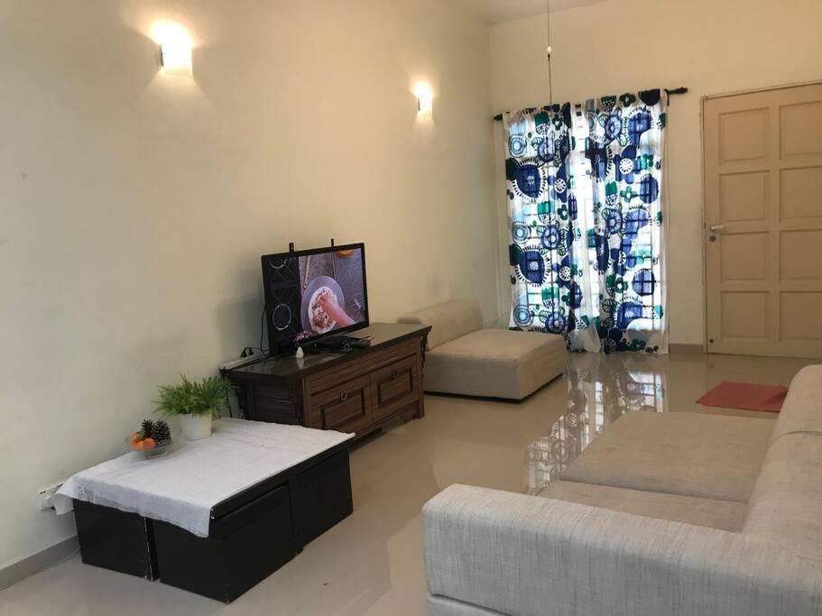 Terrace House Near Stulang Laut Ciq Midvalley Ksl For 7Pax ジョホールバル エクステリア 写真